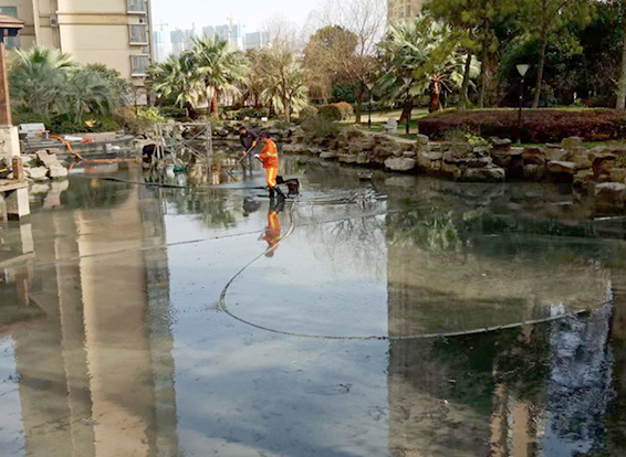 东英镇景观池淤泥清理