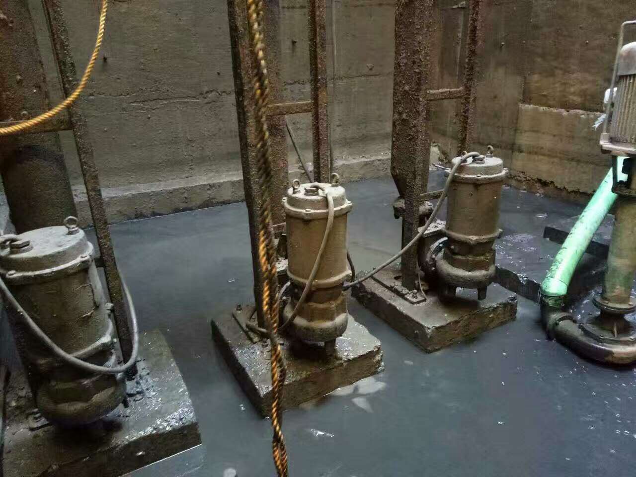 东英镇污水池清理