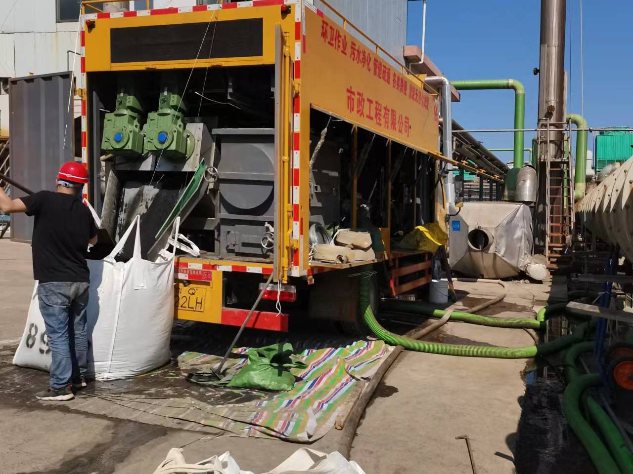 东英镇淤泥压干处理