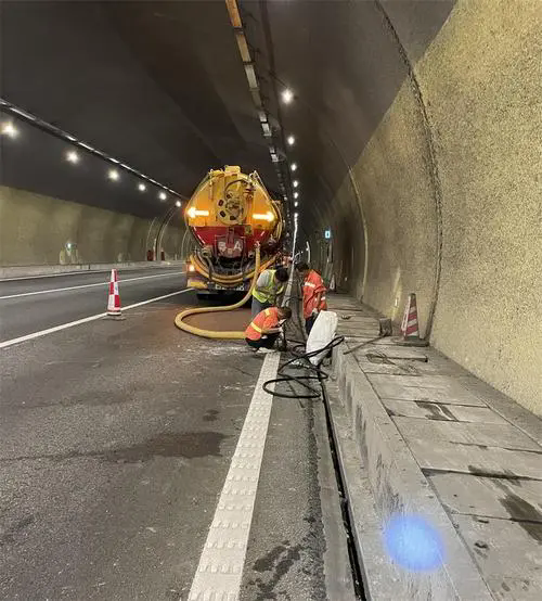 东英镇隧道排水渠清淤